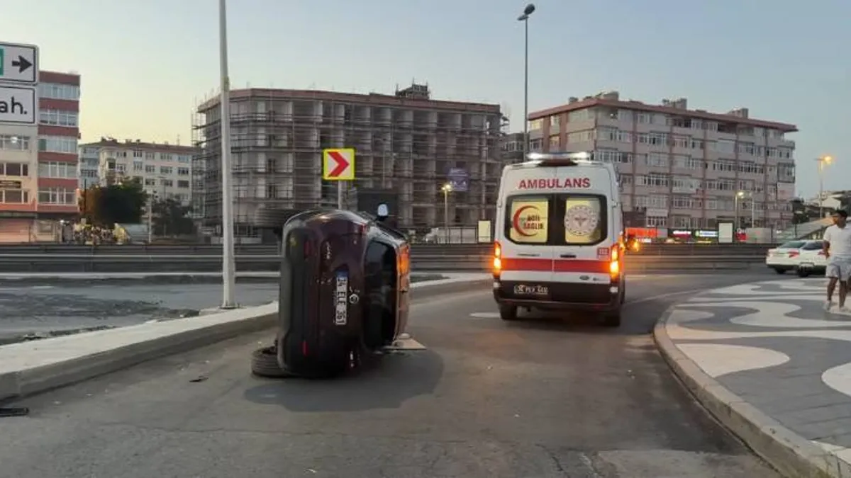 Bakırköy'de refüje çarpan otomobil devrildi! Sürücü yaralandı