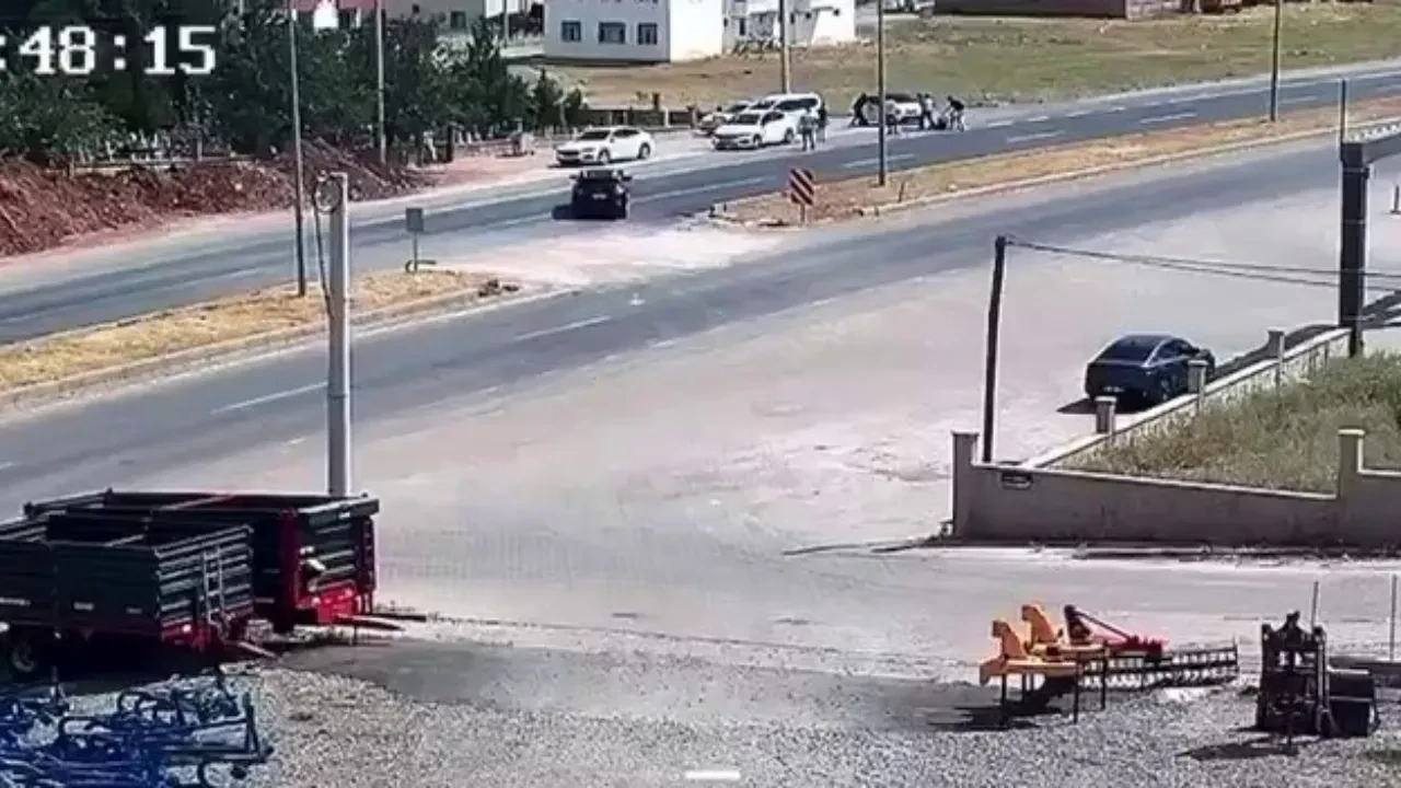 Siirt'te akrabalar sokak ortasında birbirine girdi! O anlar kamerada