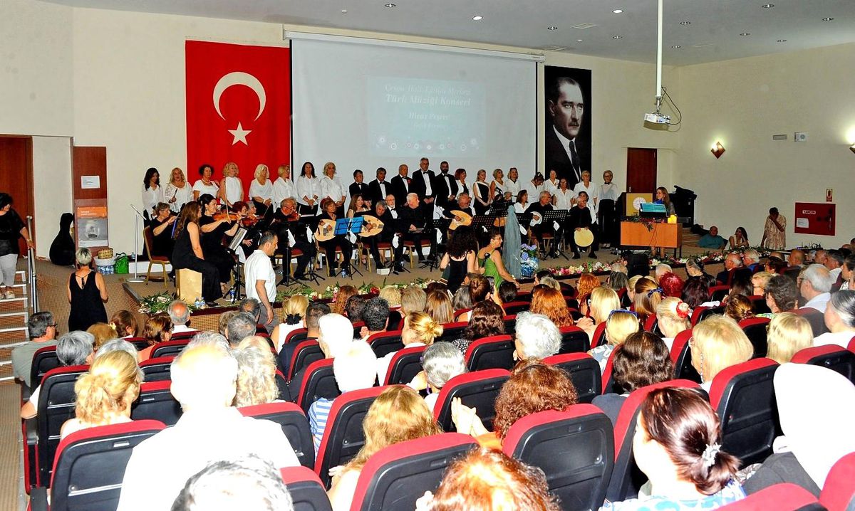 Çeşme Halk Eğitim Merkezi'nden yıl sonu konserinde müzik ve sanat şöleni