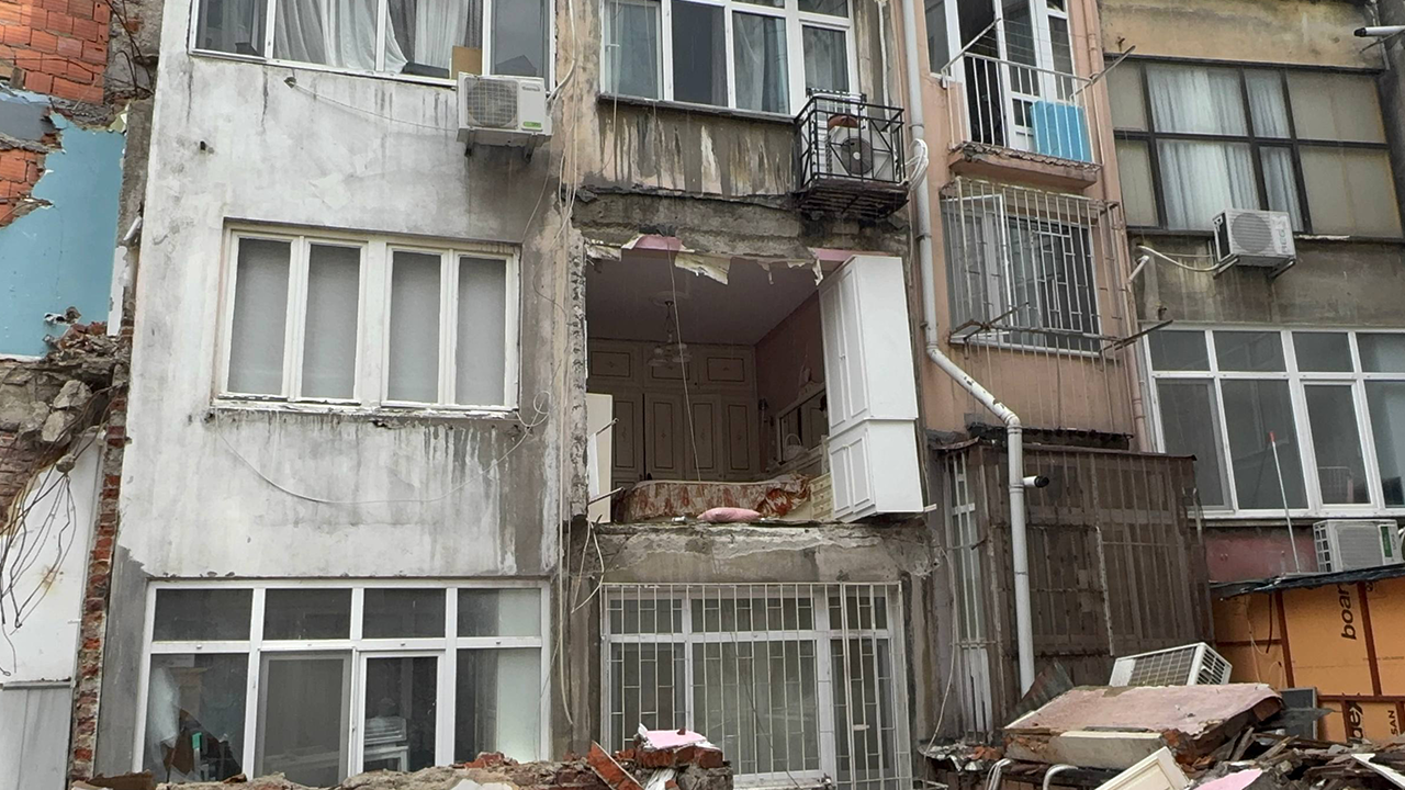 Şişli'de bir dairenin odasının duvarı yıkıldı
