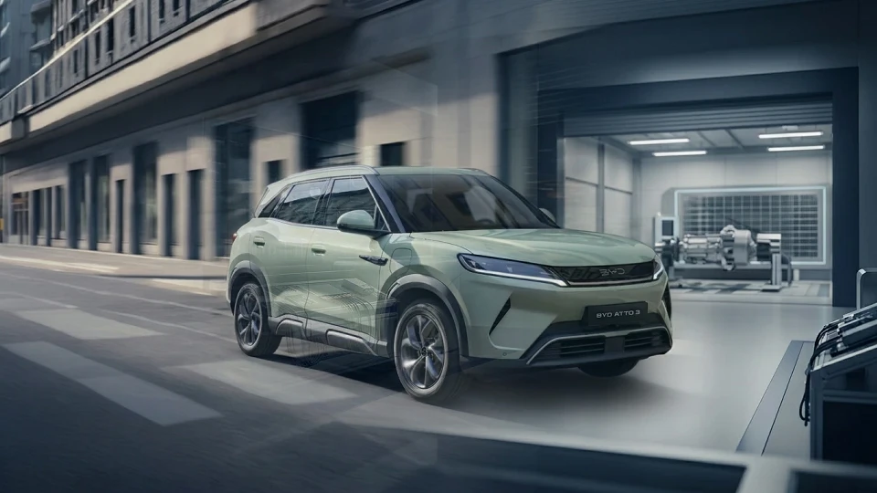 BYD Atto 2 yenileniyor: Daha geniş kabin ve arkadan itişli yeni elektrikli SUV görüntülendi