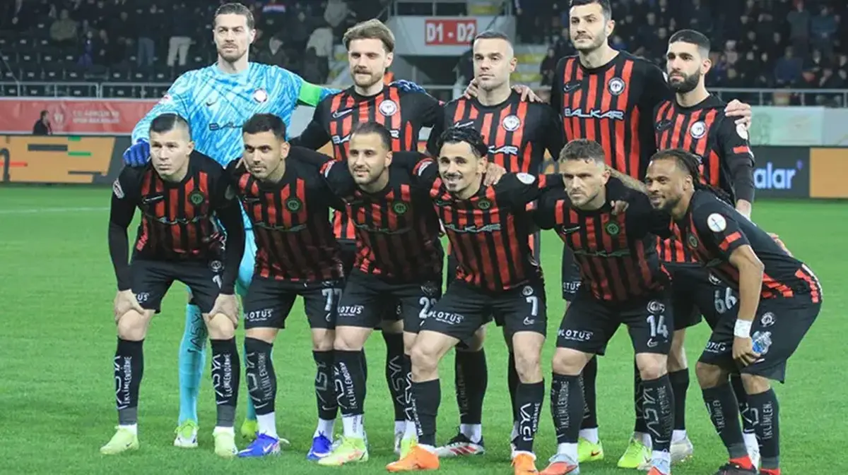 Çorum FK'yı Süper Lig'e çıkaran 2 yıldızını birden kapıya koydu