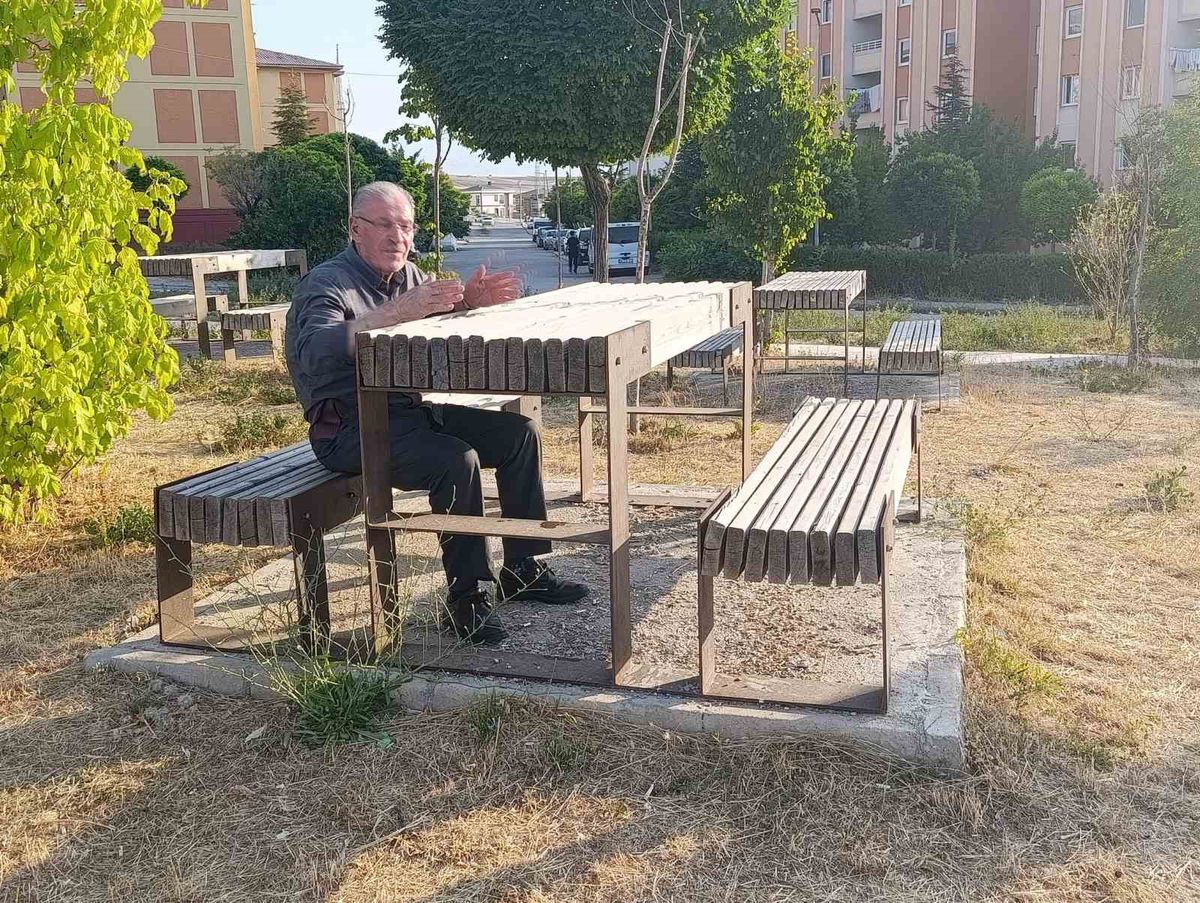 Erdemkent Mahallesi'nde Park Tepkisi: Piknik Masaları Ergonomik Değil, Çocuk Oyun Alanı Yok