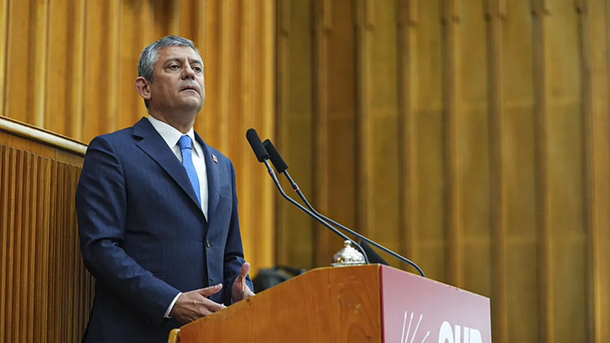 Özgür Özel'den sözde komedyen Deniz Göktaş'ın skandalına destek: Şakadan, espriden anlamayan…