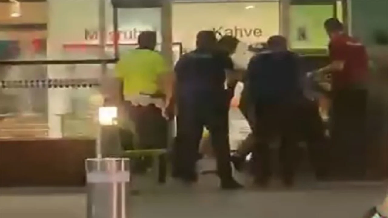 Elinde bıçakla havalimanını birbirine kattı 4 polisi bıçakladı