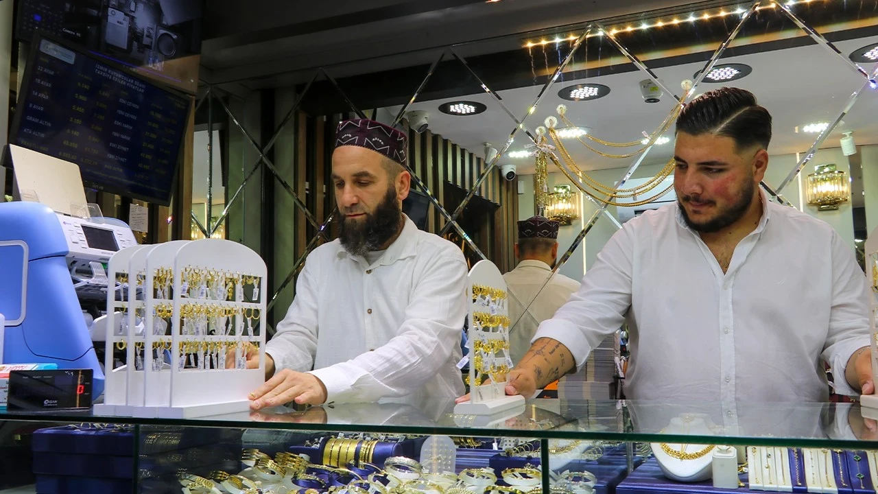 15 ton atığın içinde mucize arayışı! Eşi servetini çöpe attı: Başımdan aşağı kaynar sular döküldü