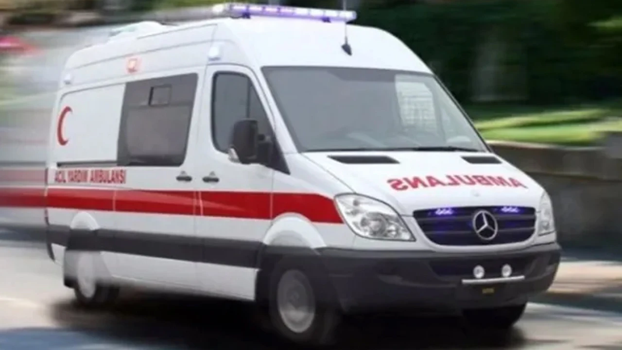 Odun kırarken dengesini kaybetti, hastanelik oldu