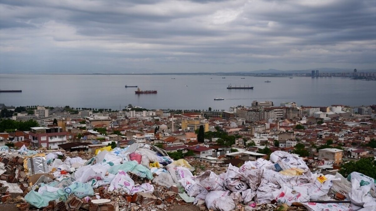 İzmir'in göbeğinde çöp rezaleti: Vatandaş isyan etti