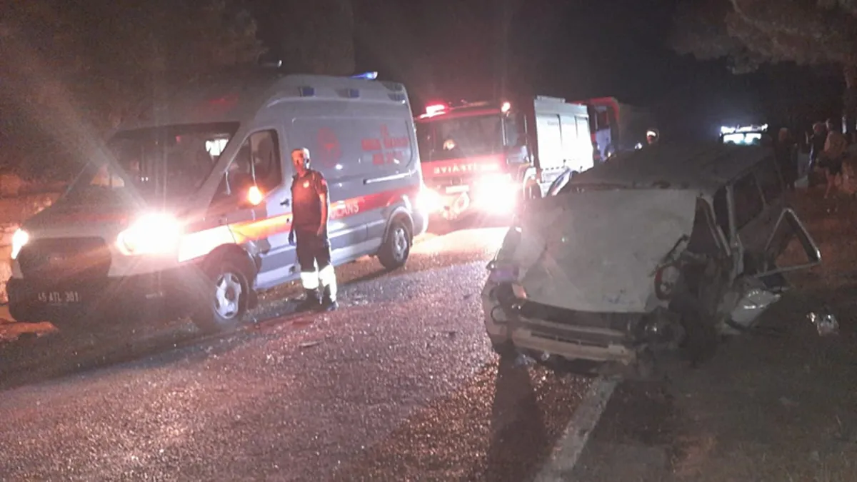 Manisa'da feci kaza: Otomobil traktörle çarpıştı! 2'si ağır 4 yaralı…