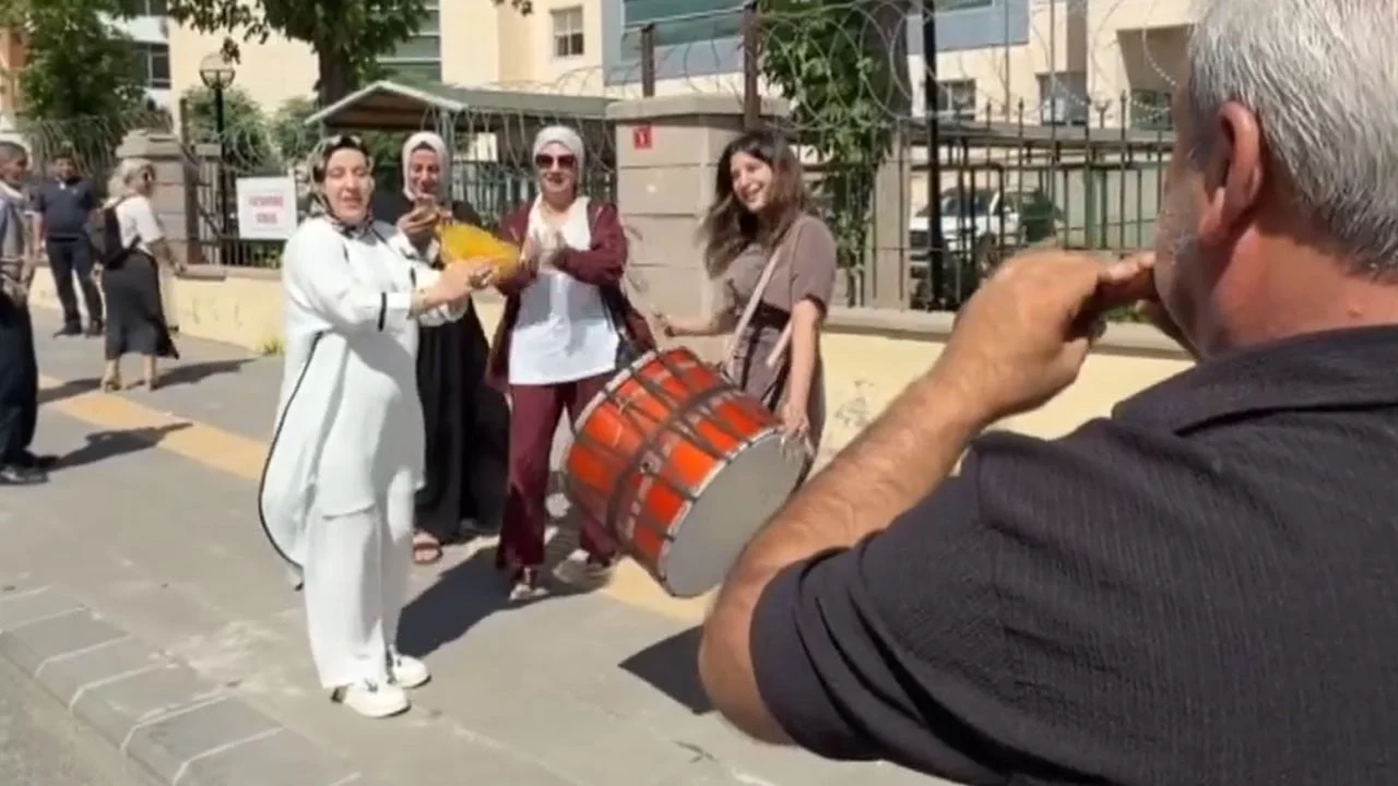 Bu da boşanma halayı! 24 yıllık evliliğin bitişini davul zurnayla kutladı