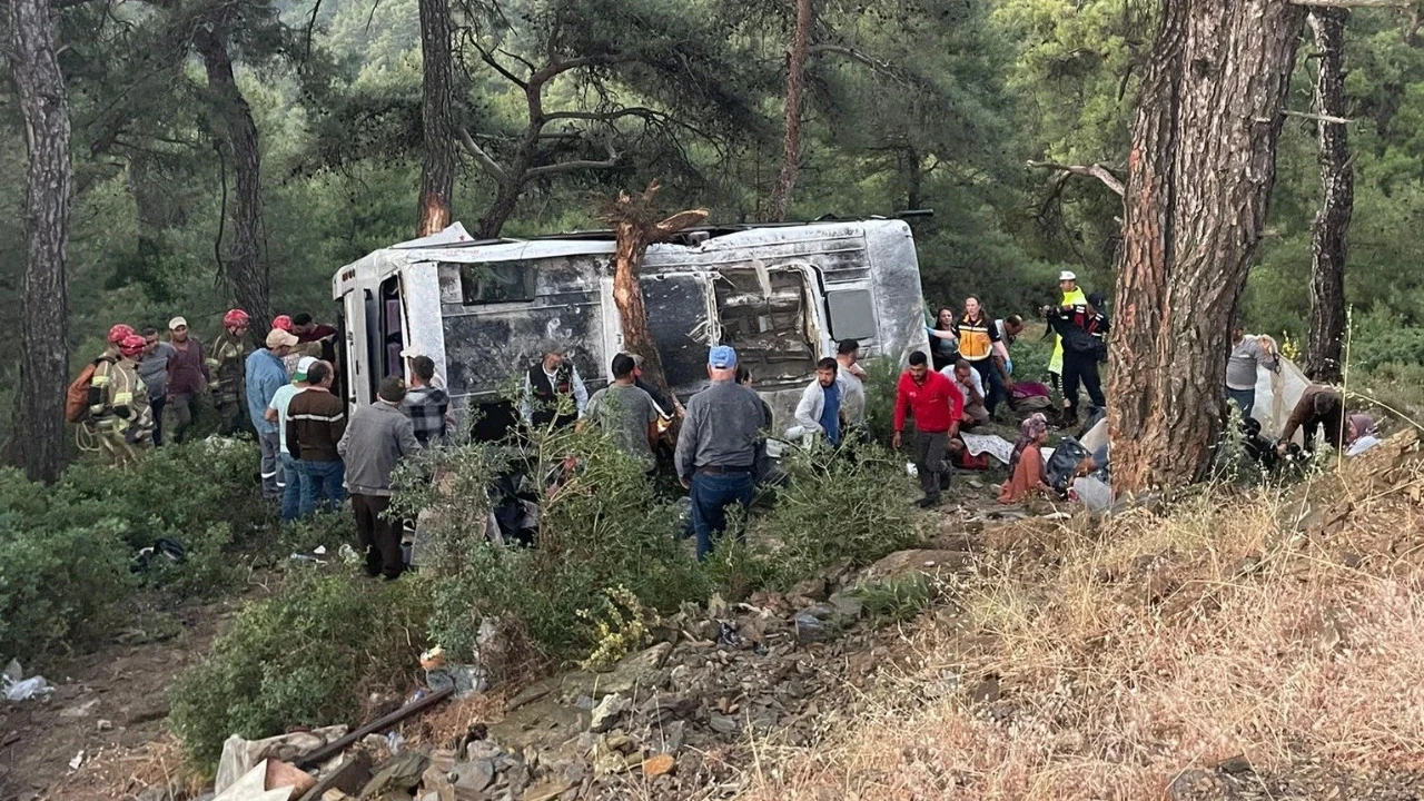 İşçi servisi şarampole devrildi