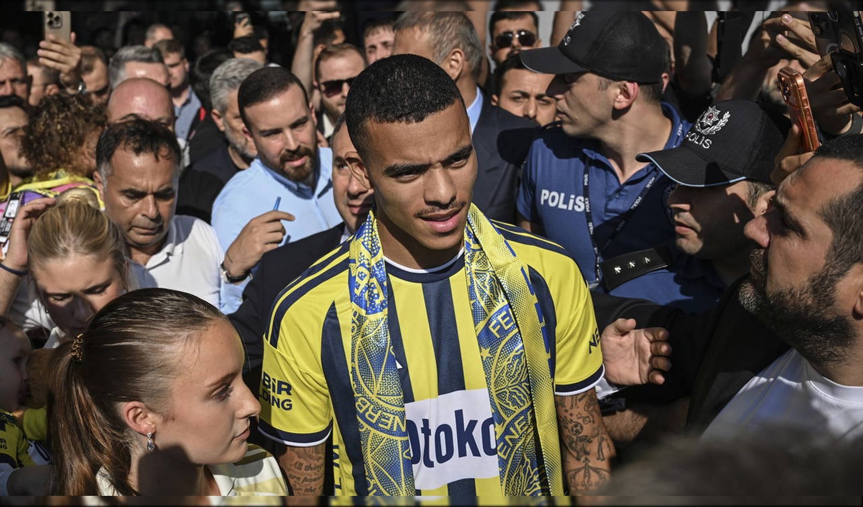 Fenerbahçe’nin yeni yıldızları Greenwood, Ake ve Muriqi, imzalarını attı