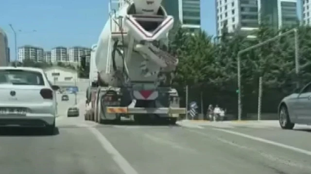 Mikserden taşan beton yola döküldü