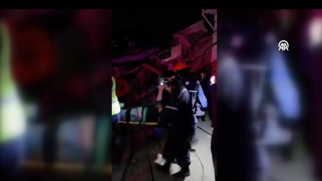 Venezuela’da enkazdan kurtarılma anı kamerada