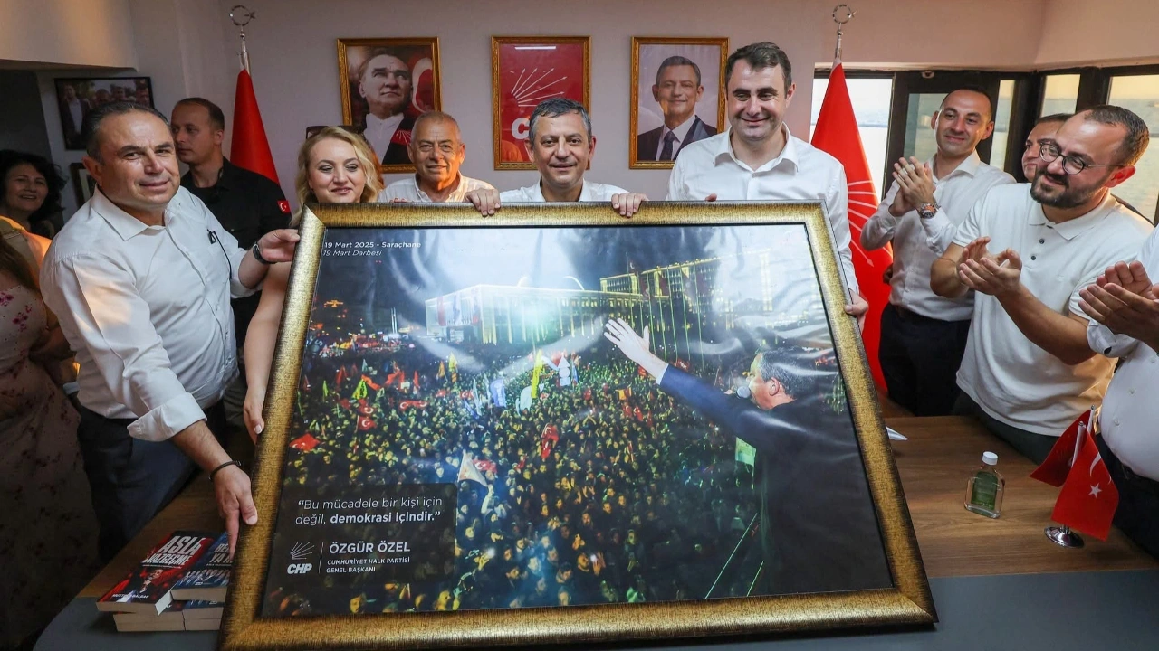 Butlancıların parçaladığı tablo yeniden asıldı