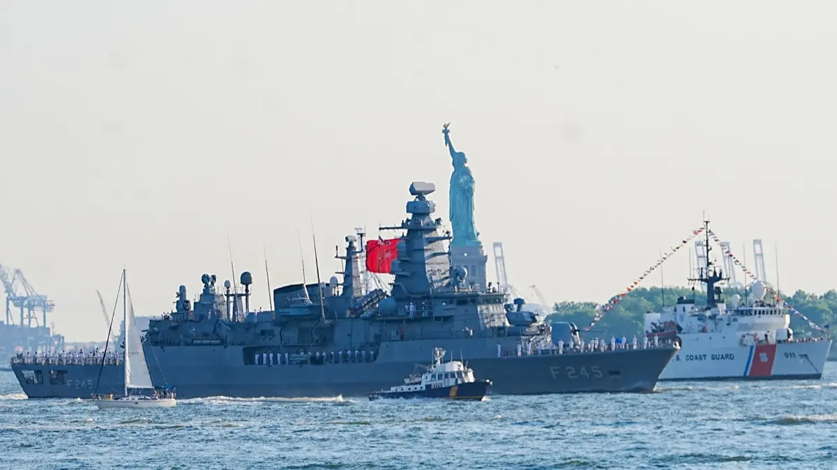 Türk donanması New York'ta: TCG Oruçreis Hudson Nehri'ne demir attı