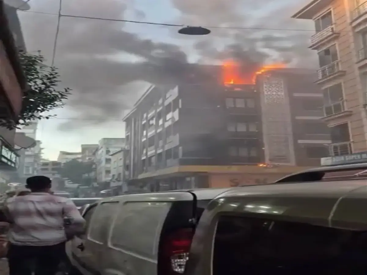 Esenler'de 4 katı binada korkutan yangın: İtfaiye güçlükle müdahale etti