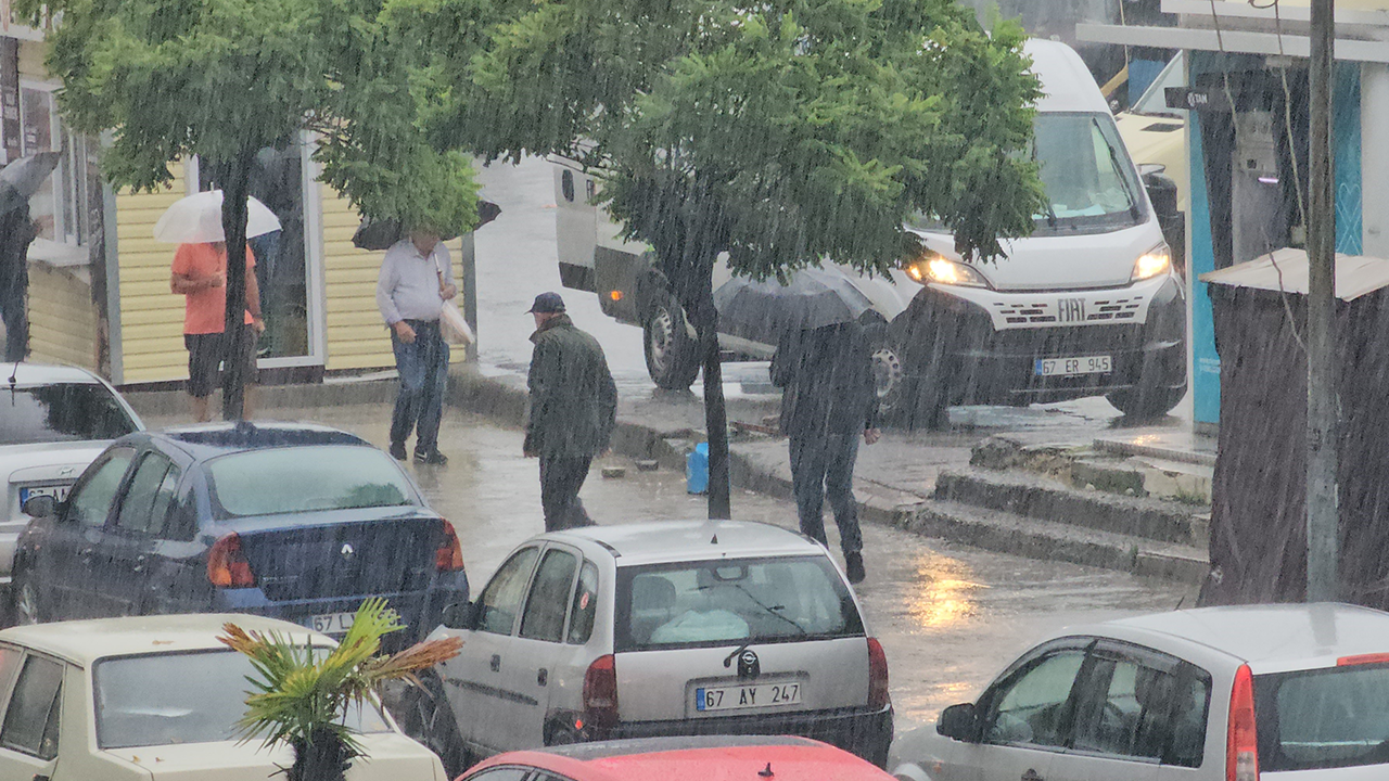 Zonguldak’ta sağanak etkili oldu, vatandaşlar saçak altlarına sığındı