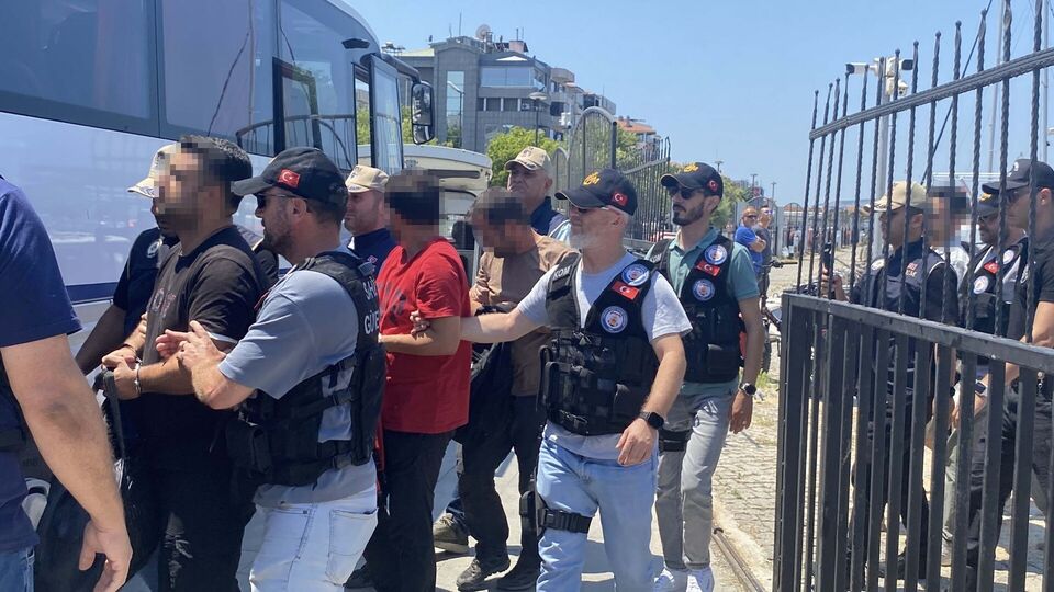 Çanakkale'de yurt dışına kaçma hazırlığındaki 6 FETÖ şüphelisinden 4'ü tutuklandı