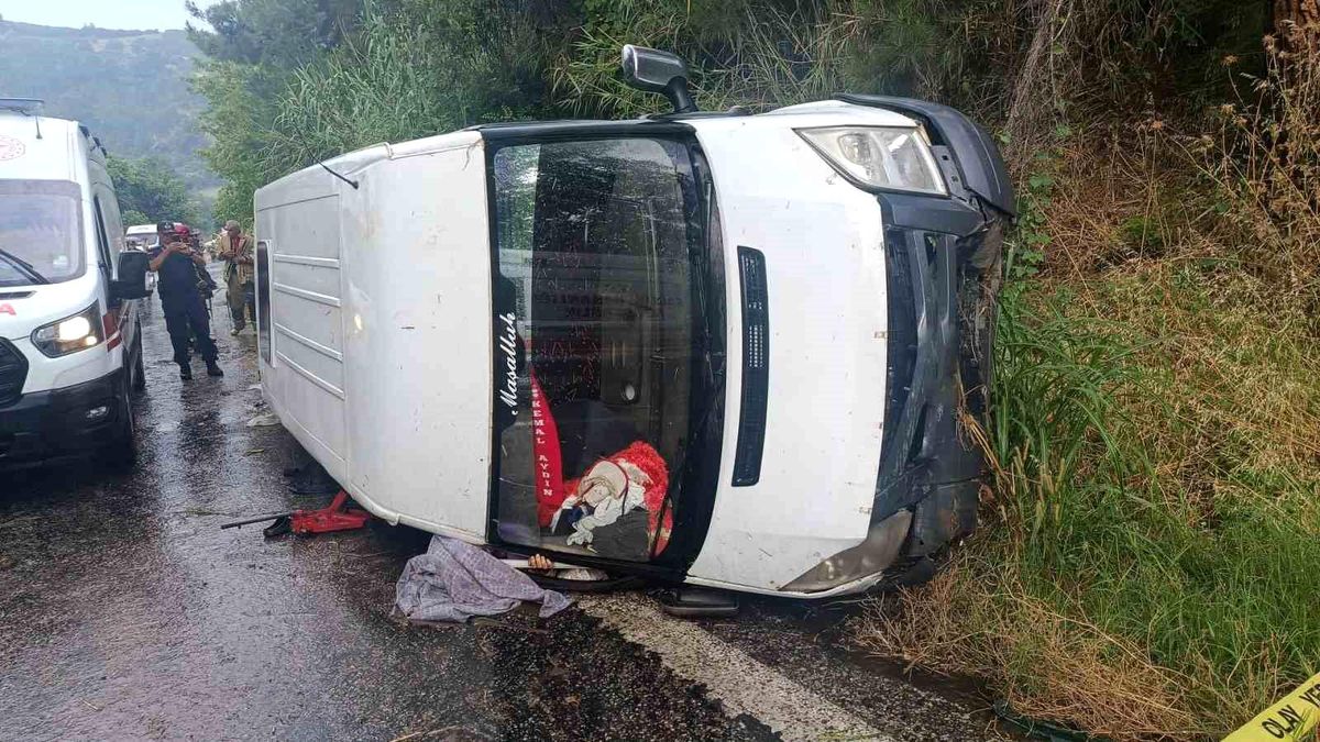 İzmir'de işçi servisi devrildi: 1 ölü, 2'si ağır 10 yaralı