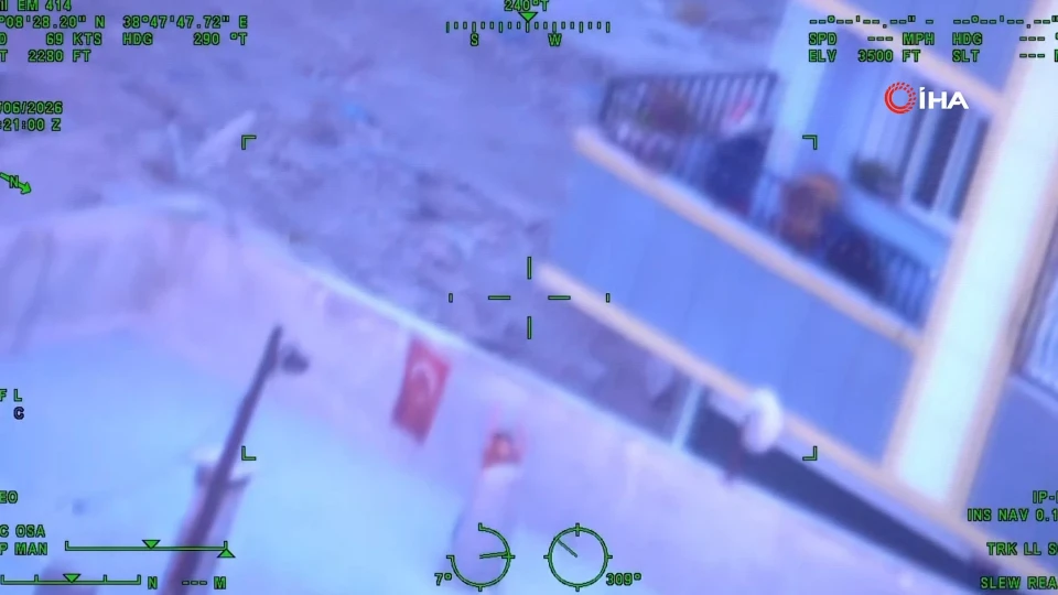 Şanlıurfa’da bir çocuk polis helikopterini Türk bayrağıyla selamladı