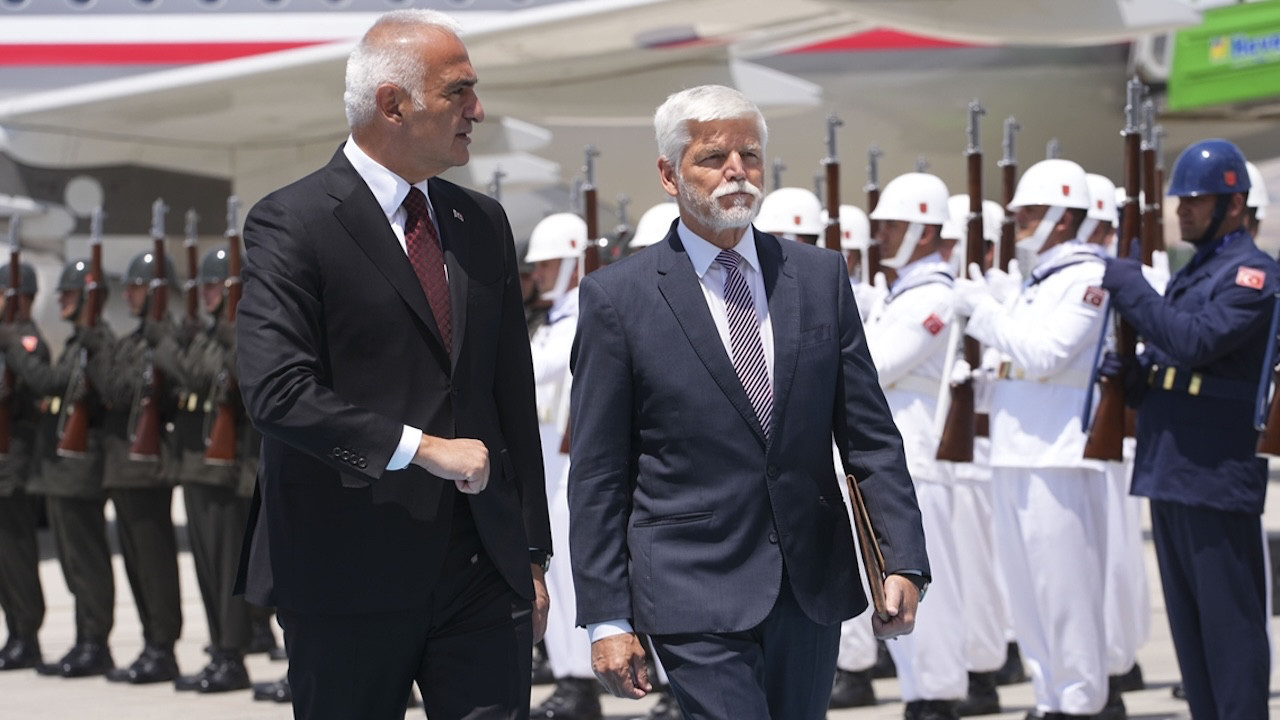 Esenboğa’ya kısa süre arayla ayrı uçaklarla indiler: Ankara’ya NATO için Çekya’dan birbiriyle ‘rekabet eden' iki ayrı delegasyon geldi