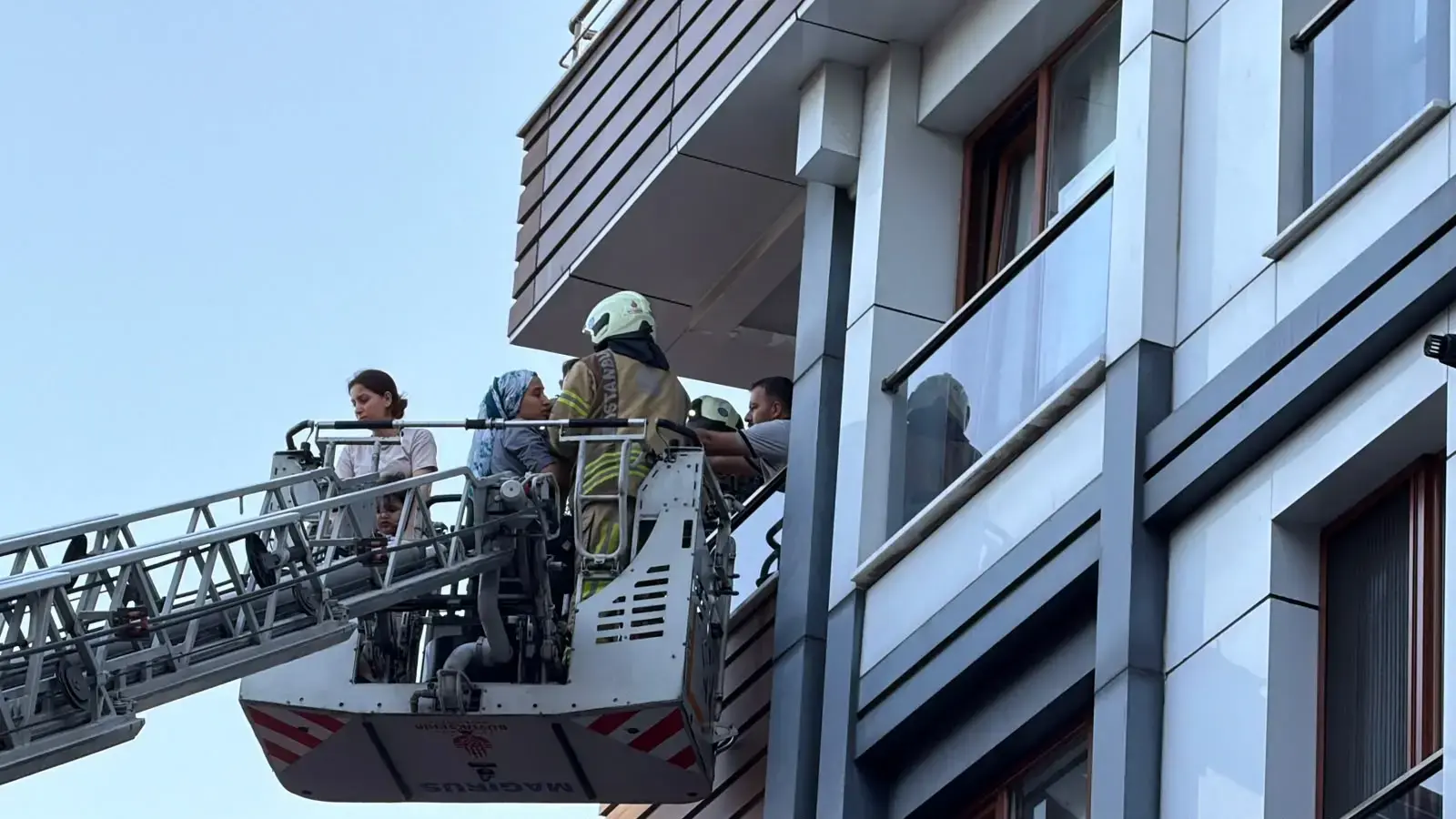 Kağıthane’de 5 katlı binada yangın: 4 kişi dumandan etkilendi