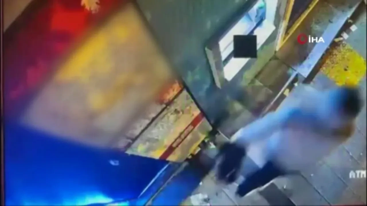 ATM kasasını açıp yarım milyon TL para çaldı! Şoke eden anlar kamerada