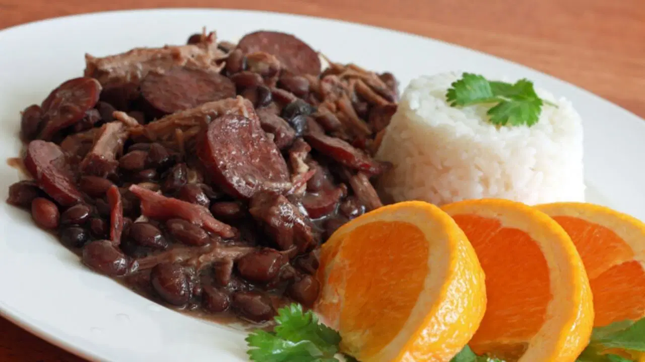 Latin mutfağının geleneksel lezzeti: Feijoada