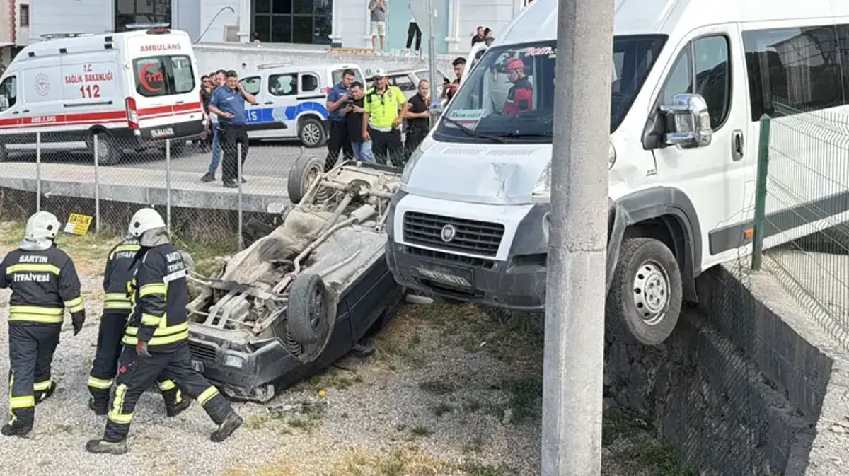 Bartın'da işçi servisi ile iki otomobil çarpıştı: 3 yaralı