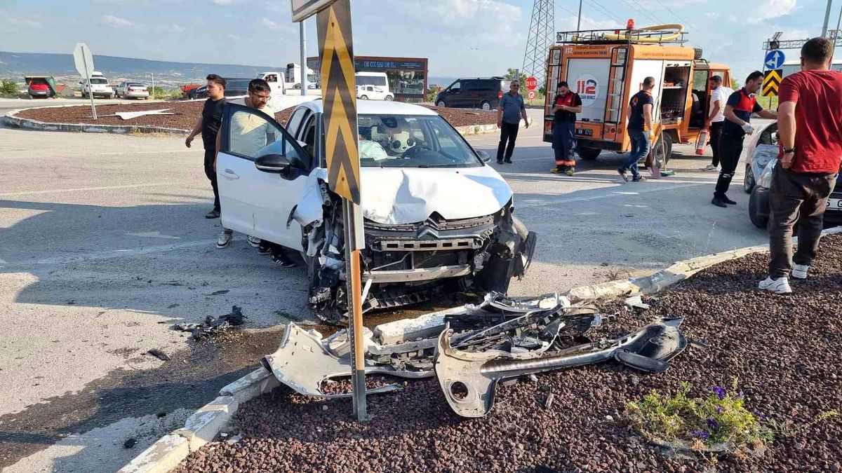 Domaniç'te otomobiller çarpıştı: 2 yaralı
