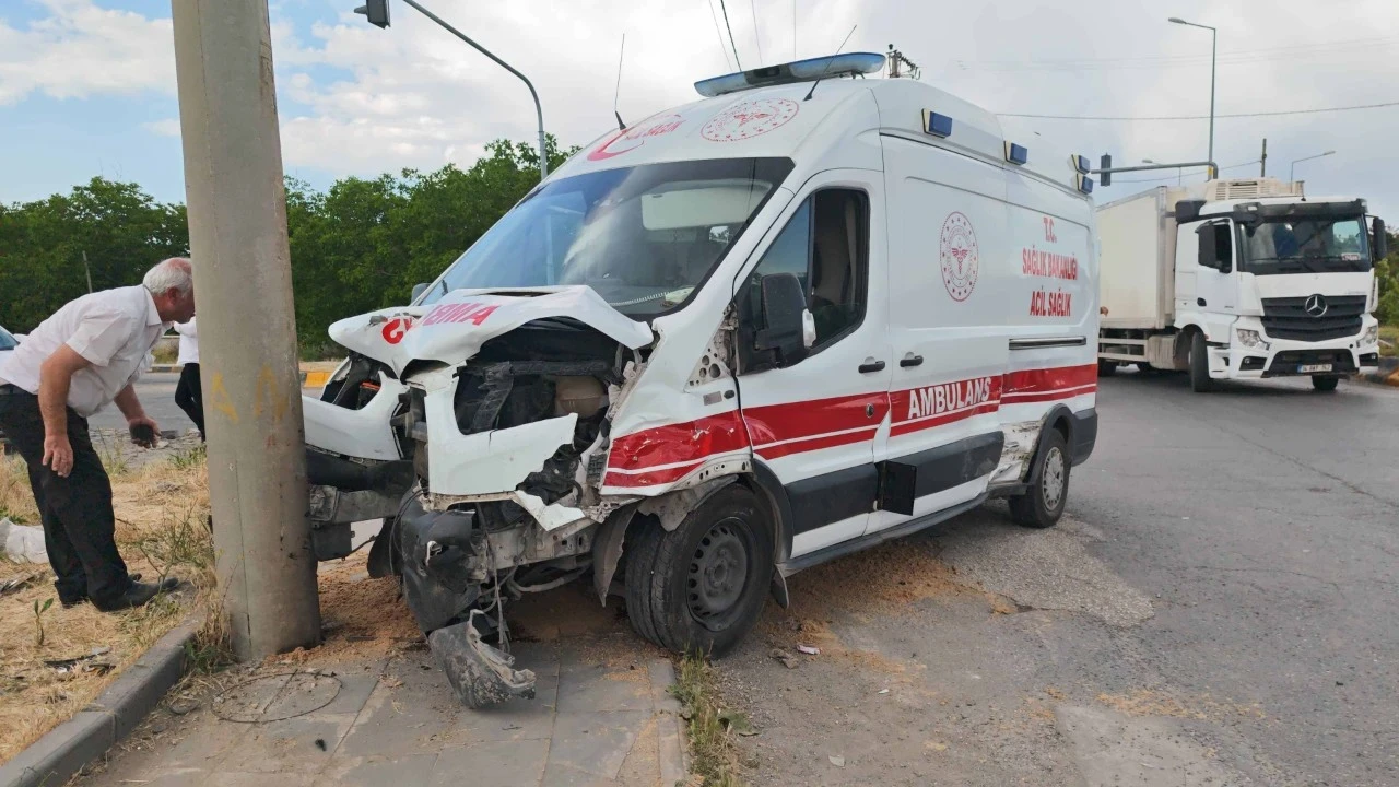 Bitlis'te kavşakta ambulans ve SUV aracın karıştığı feci kaza! 10 yaralı var