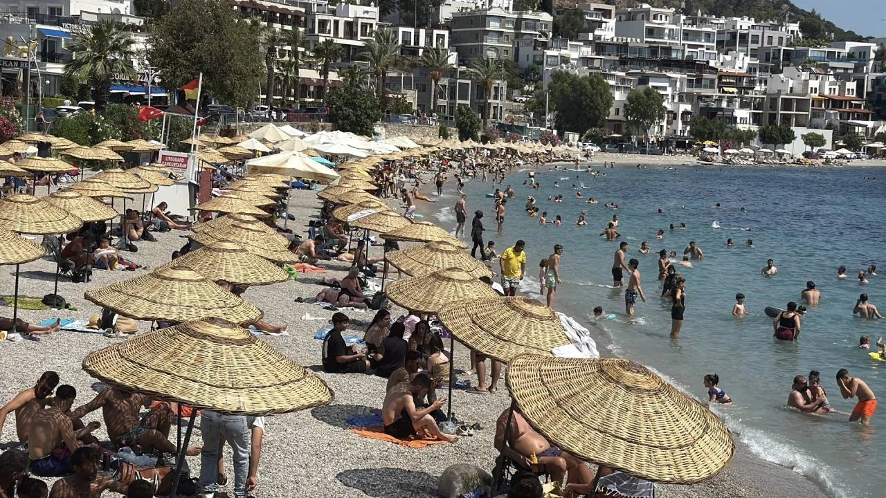 Muğla'da yaz yoğunluğu: Sıcak havayı gören sahillere akın etti