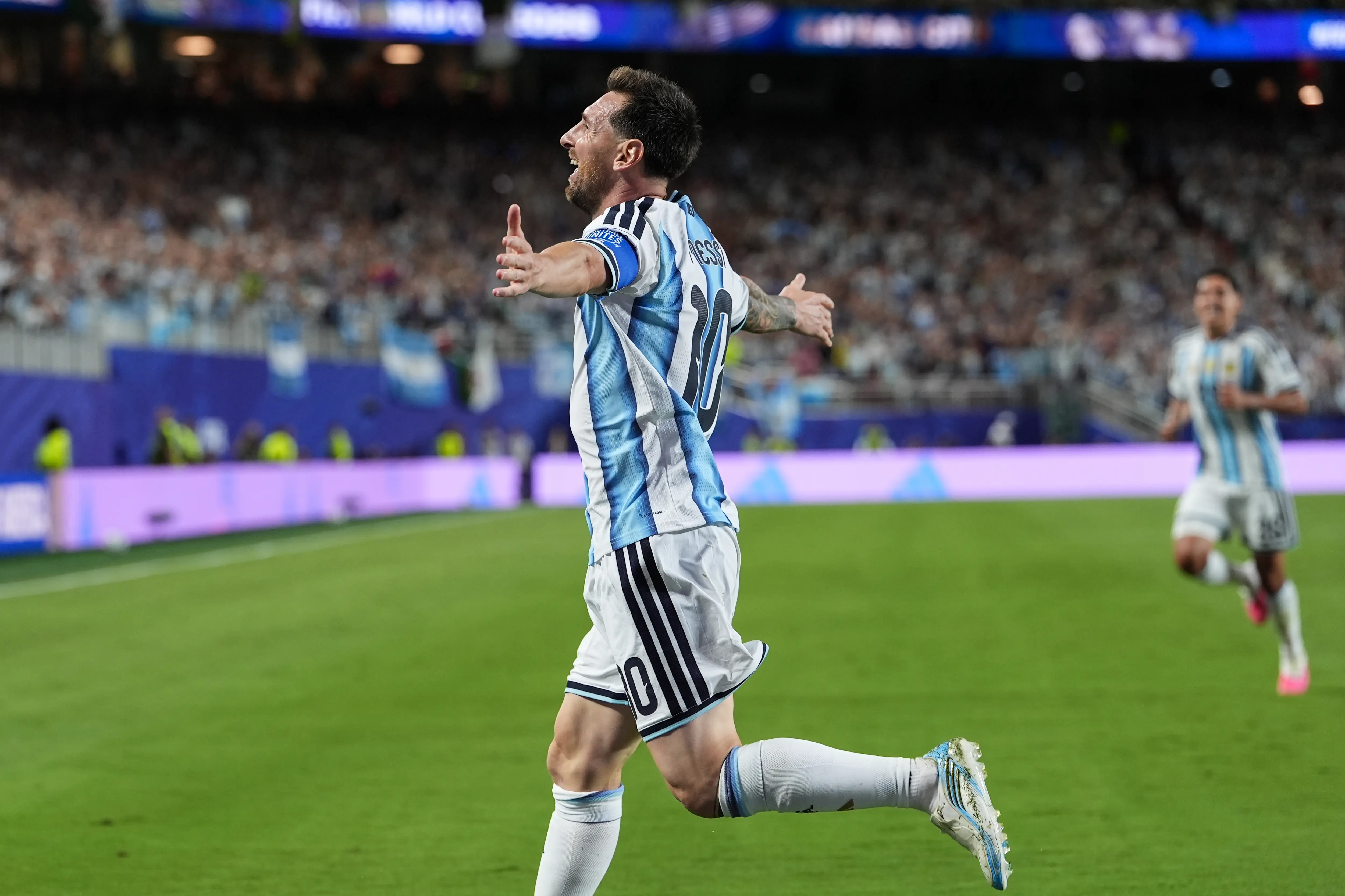Messi tarihe geçti! Arjantin Dünya Kupası'na galibiyetle başladı