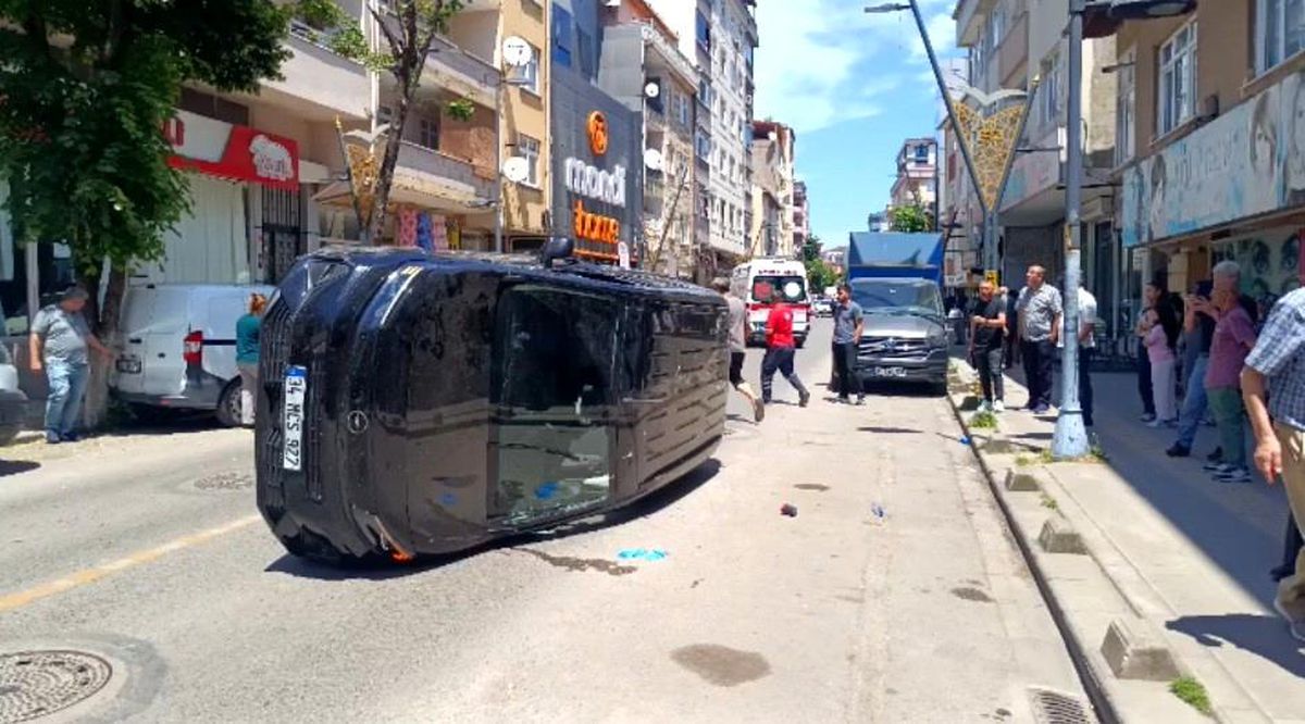 Pendik'te takla atan otomobil park halindeki araca çarptı: 1 yaralı