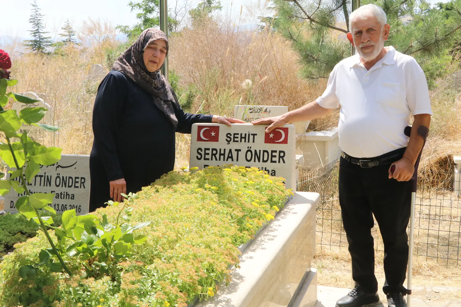 15 Temmuz'da şehit olan oğullarını yalnız bırakmadılar! Hayatlarını değiştirip mezarının yanına taşındılar