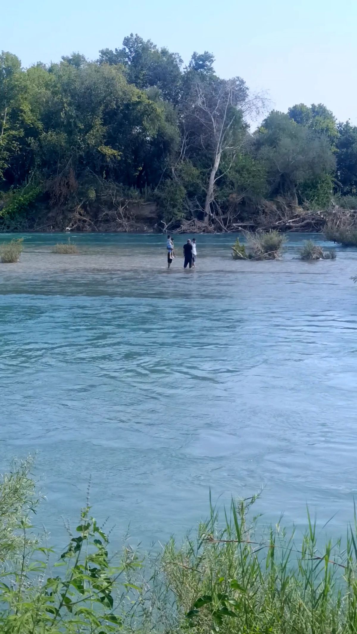 Su yükselince ırmaktaki adacıkta mahsur kalan 4 kişi kurtarıldı