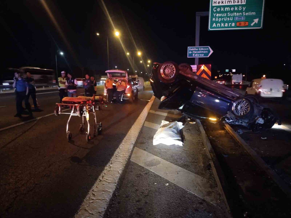 Beykoz’da hızlı otomobil minibüse çarpıp takla attı: 1 ölü, 2 yaralı