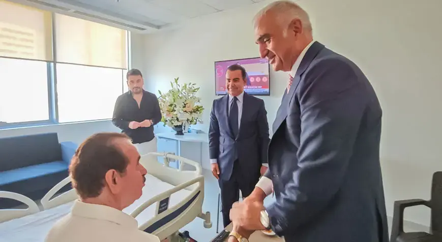 Bakan Ersoy'dan İbrahim Tatlıses'e geçmiş olsun ziyareti