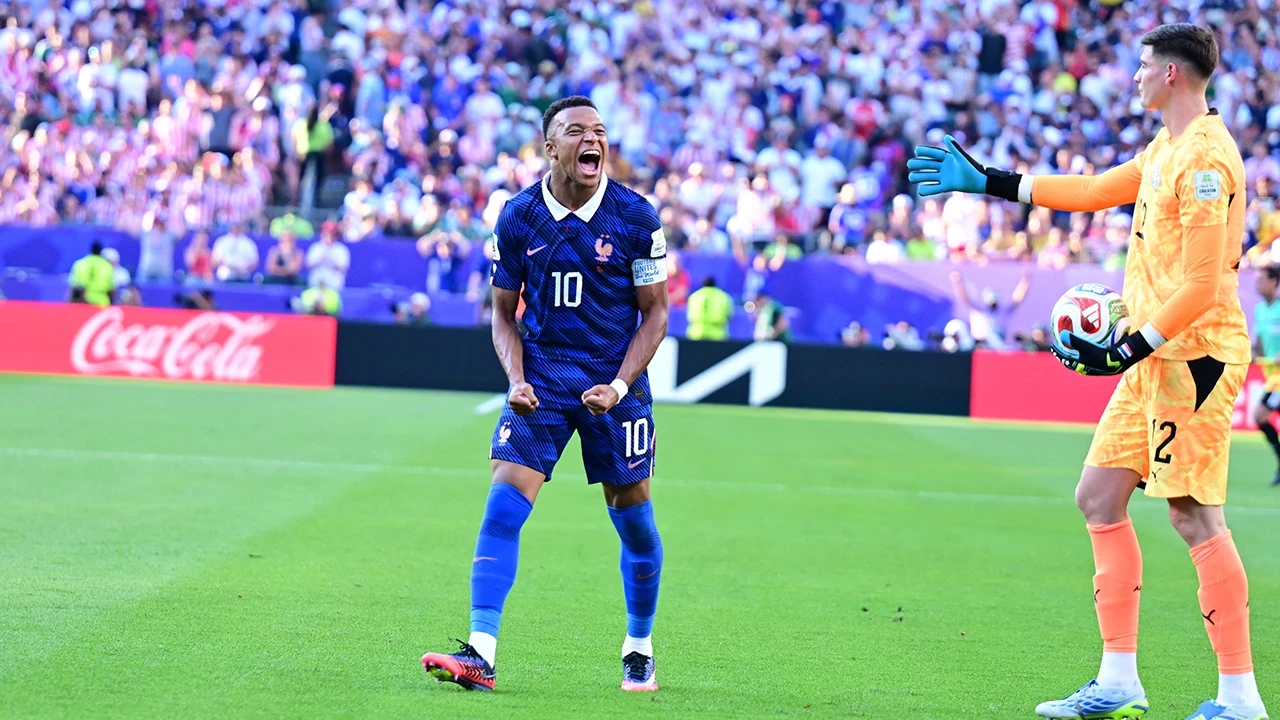 Paraguay maçı sonrası ırkçı saldırıya maruz kalan Mbappe'ye Macron'dan destek