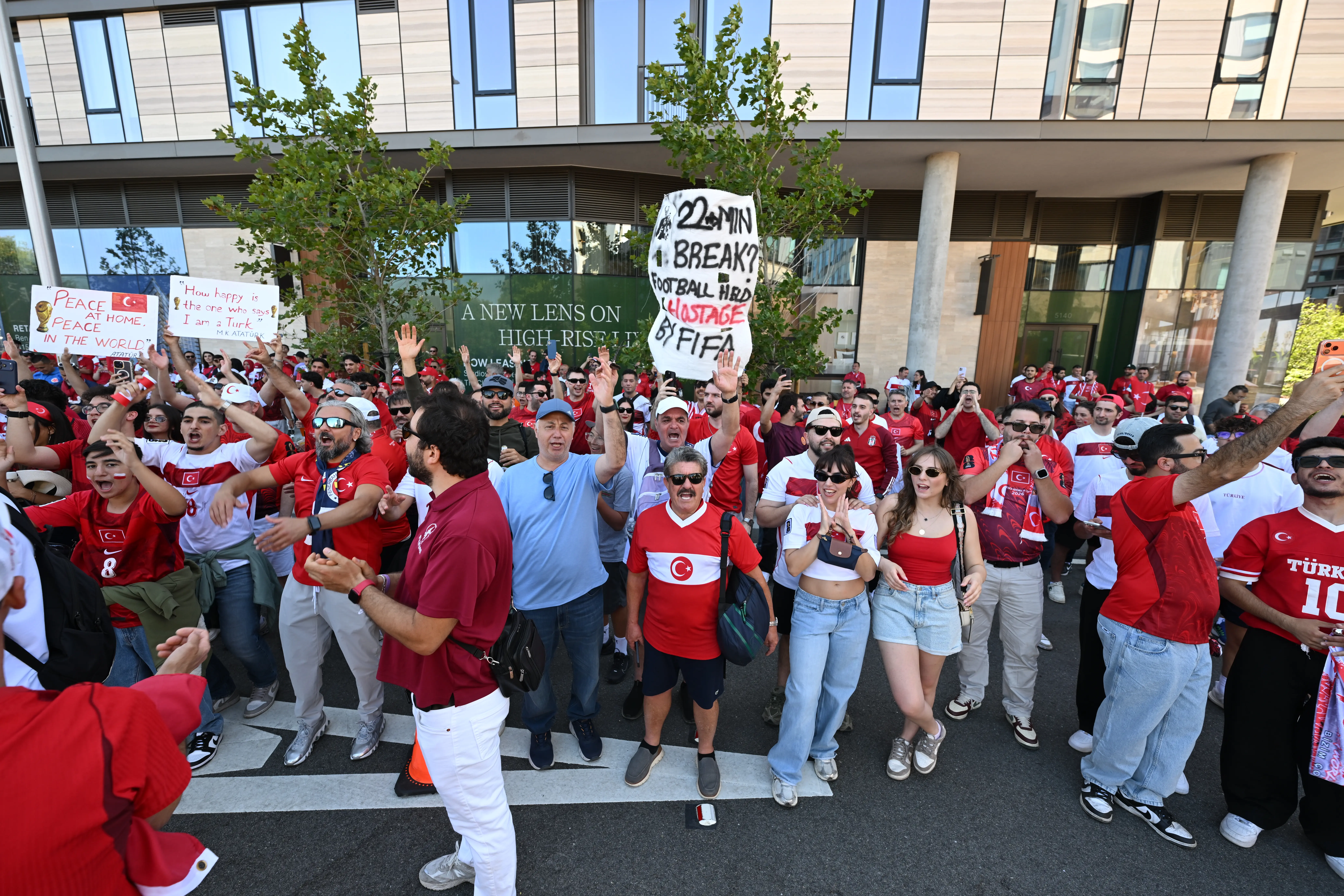 Türk taraftarlar, San Francisco'da uzun kuyruklar oluşturdu