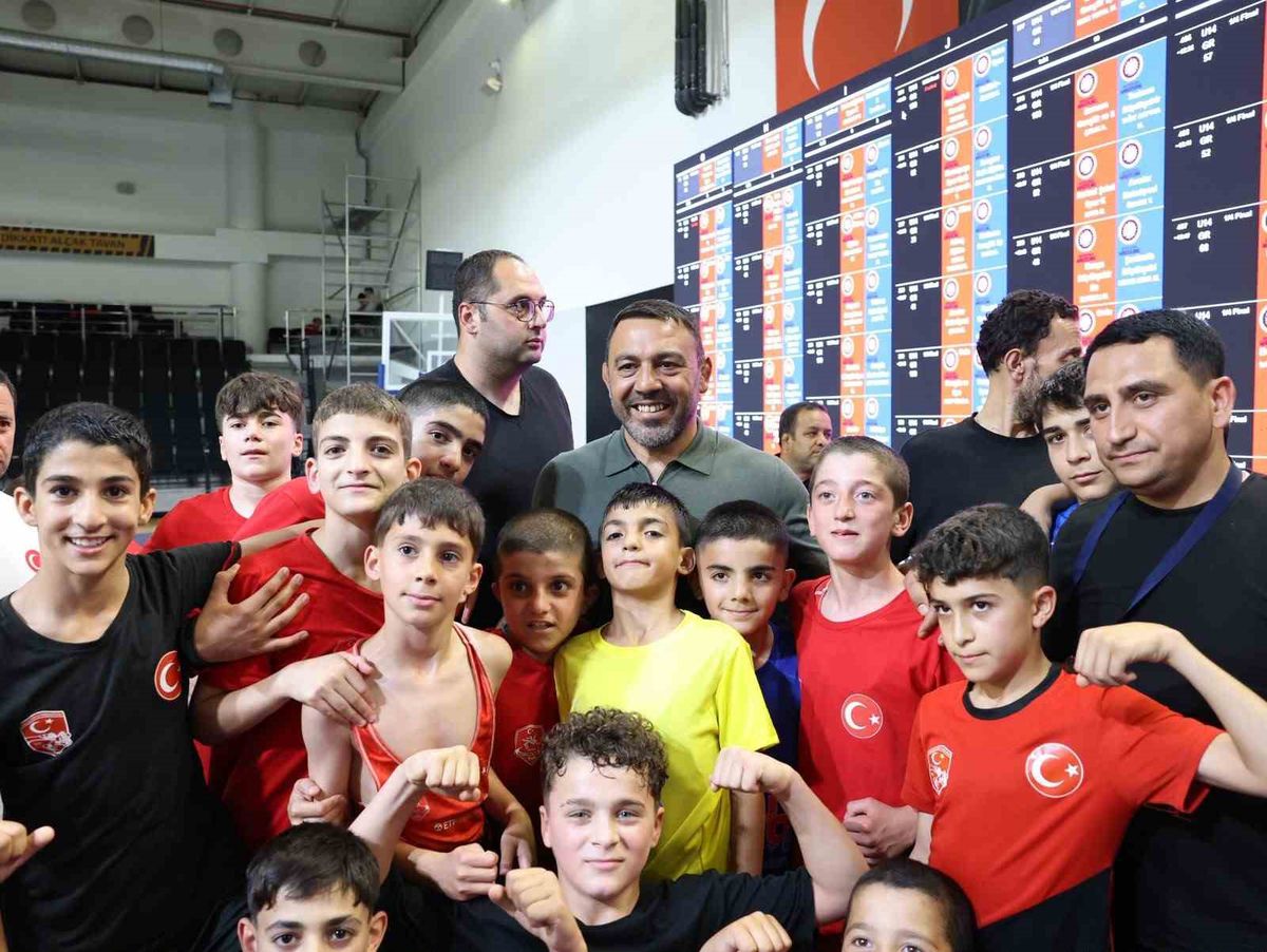 Bakan Yerlikaya'dan Minik Güreşçilere Destek