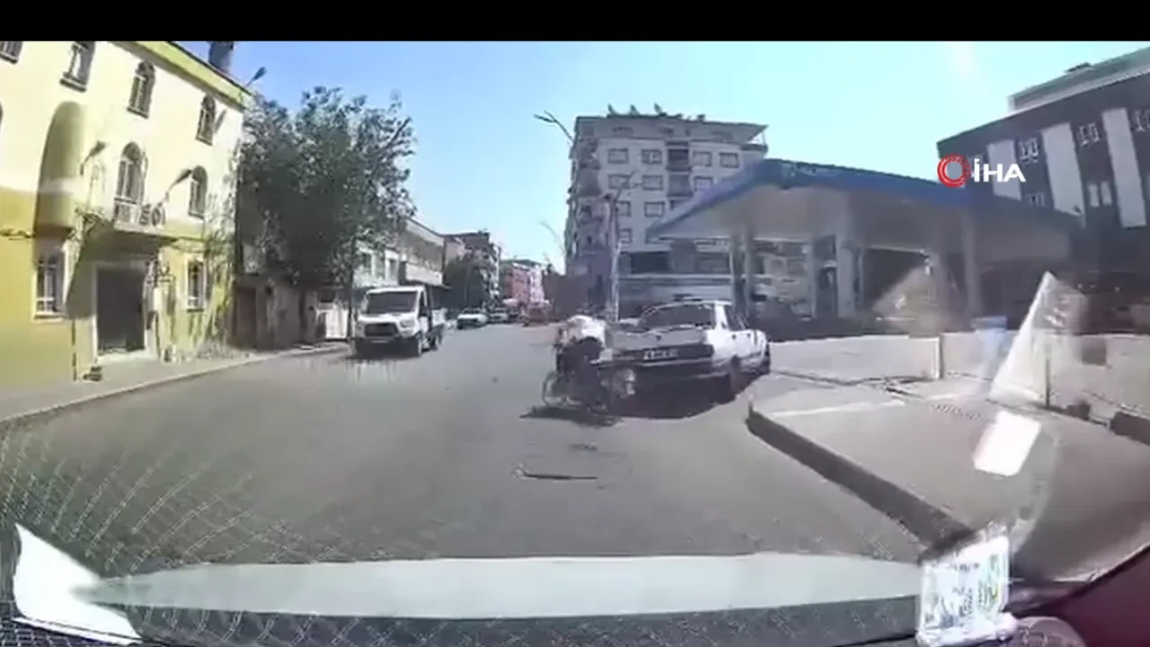 Motosiklet otomobile arkadan çarptı! Kaza anı kameraya yansıdı