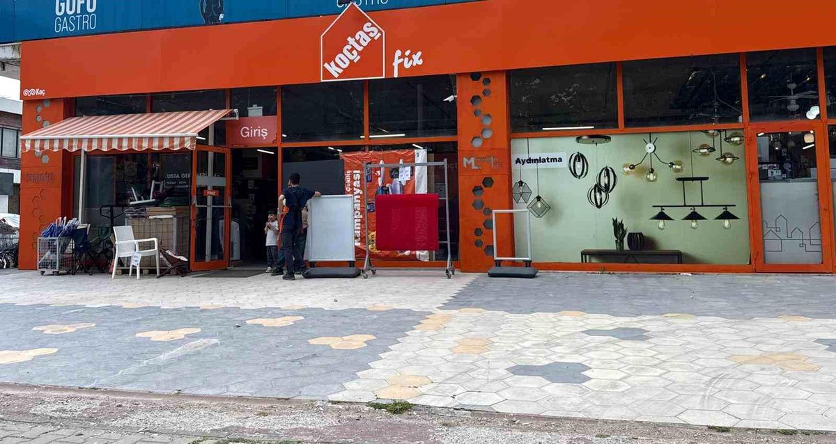 Muğla'da Koç Holding'e bağlı Koçtaş'a taşlı saldırı