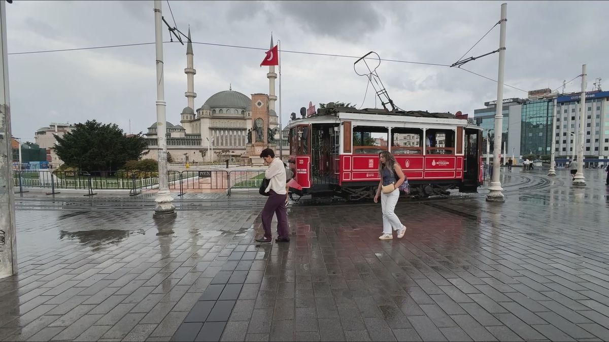 Taksim'de yağış etkili oluyor