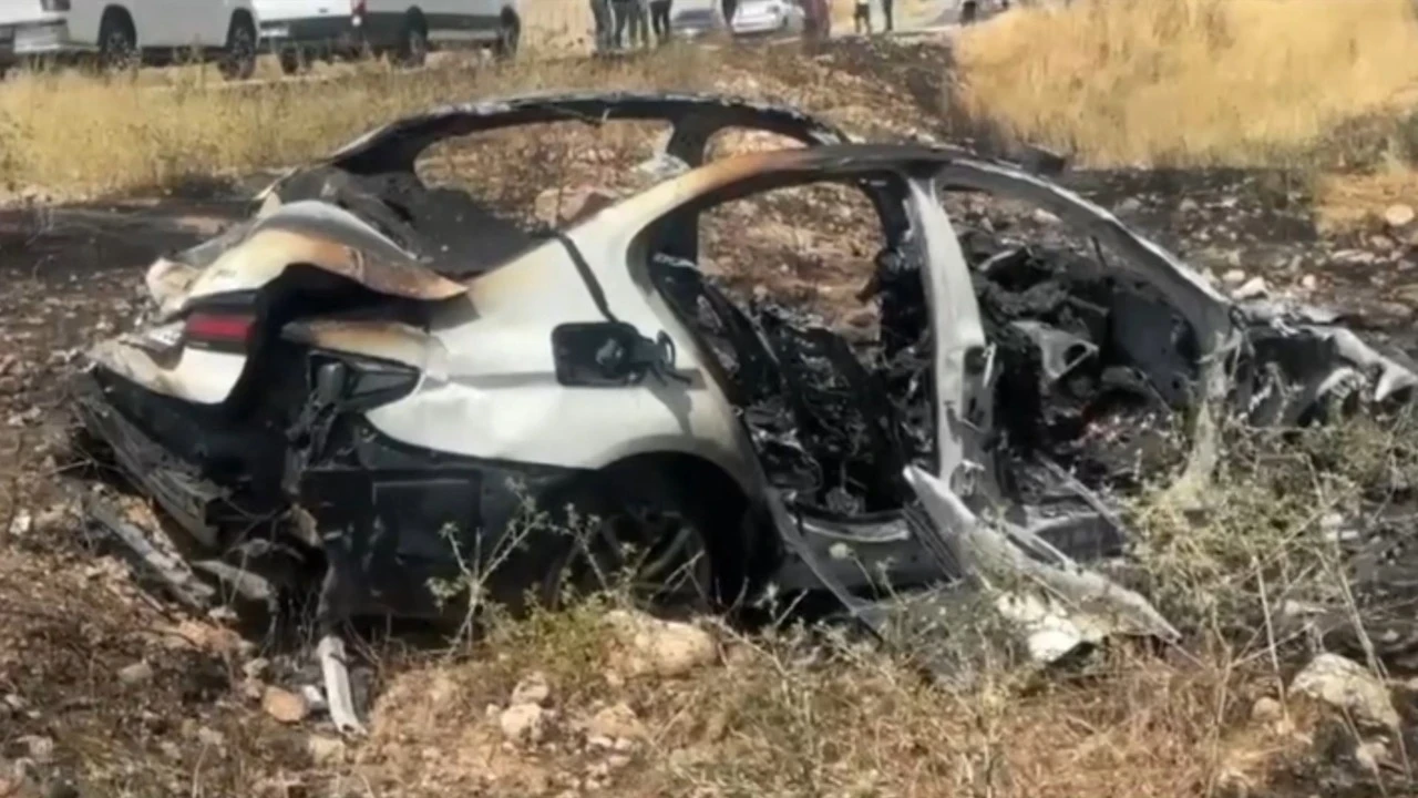 Şanlıurfa’da yanan araçtaki paraları kurtarmaya çalıştılar