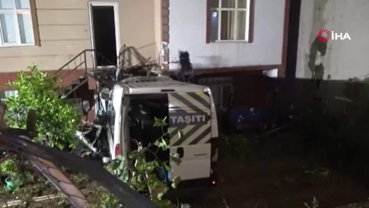 Çekmeköy’de korkutan kaza! Servis minibüsü evin bahçesine uçtu