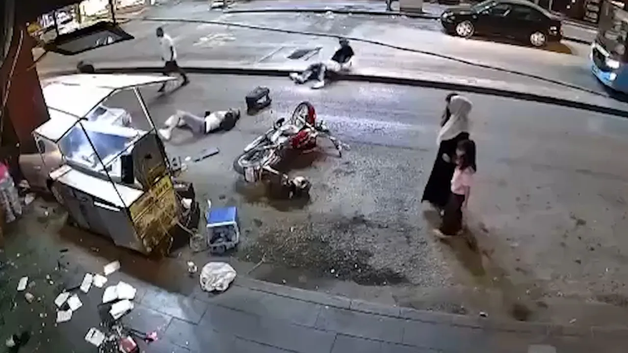 Kırıkkale'de ters yönden giren otomobil kokoreç tezgahına daldı! O anlar kamerada