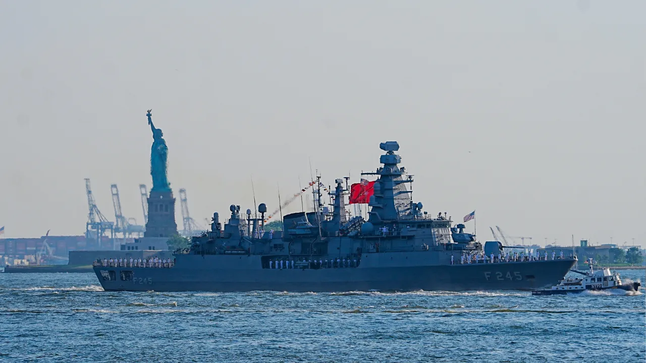 ABD'nin 250. kuruluş yılı töreninde dikkat çeken manzara! TCG Oruçreis, New York'ta boy gösterdi