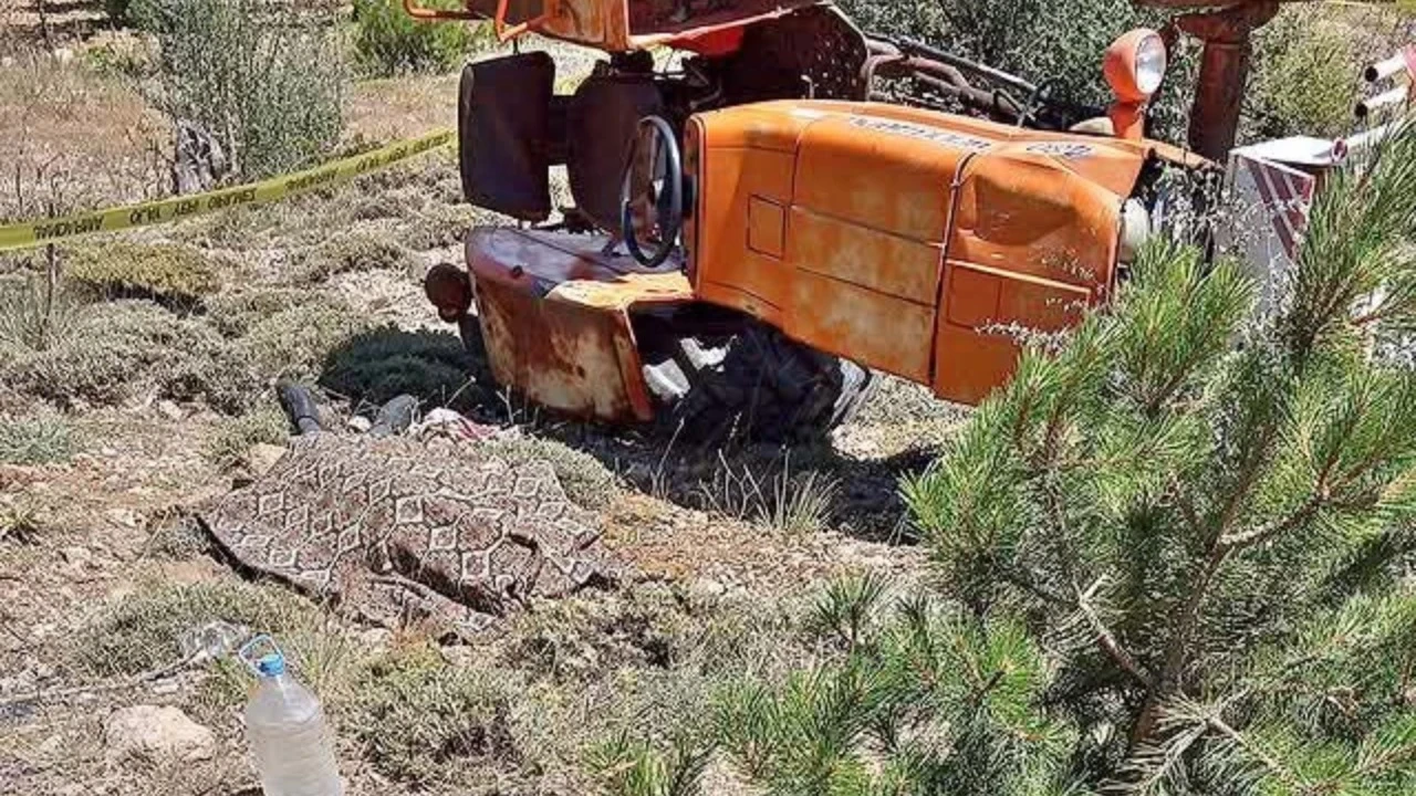 Devrilen traktörün sürücüsü öldü